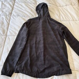 Vuori XS Outdoor Trainer Shell Jacket in Black Camo
